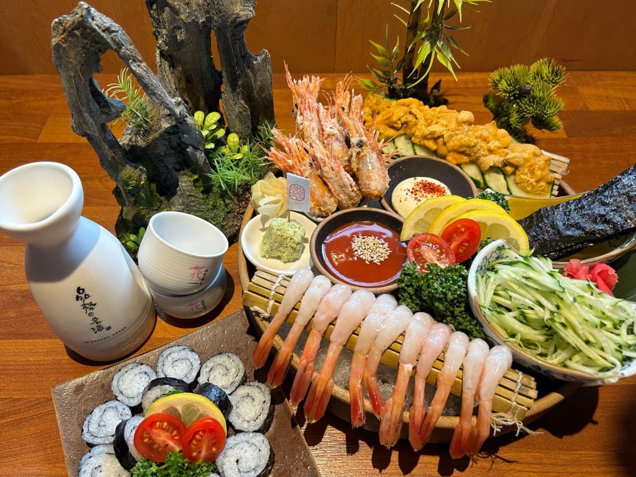 경기도 고양시 일월육일 일산점 경기 이자카야의 다찌석 위 탱글한 단새우와 우니, 김초밥이 차려진 1인 혼술 상차림. 따뜻한 조명 아래 도구리 세트와 해산물의 질감이 돋보임.