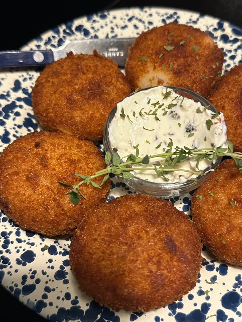 경기도 용인시 요리주점 바차 수지점 경기 1인 다찌석 혼술 메뉴. 푸른 패턴 접시에 담긴 바삭한 튀김과 허브를 곁들인 수제 크림 소스가 조명 아래 놓임.
