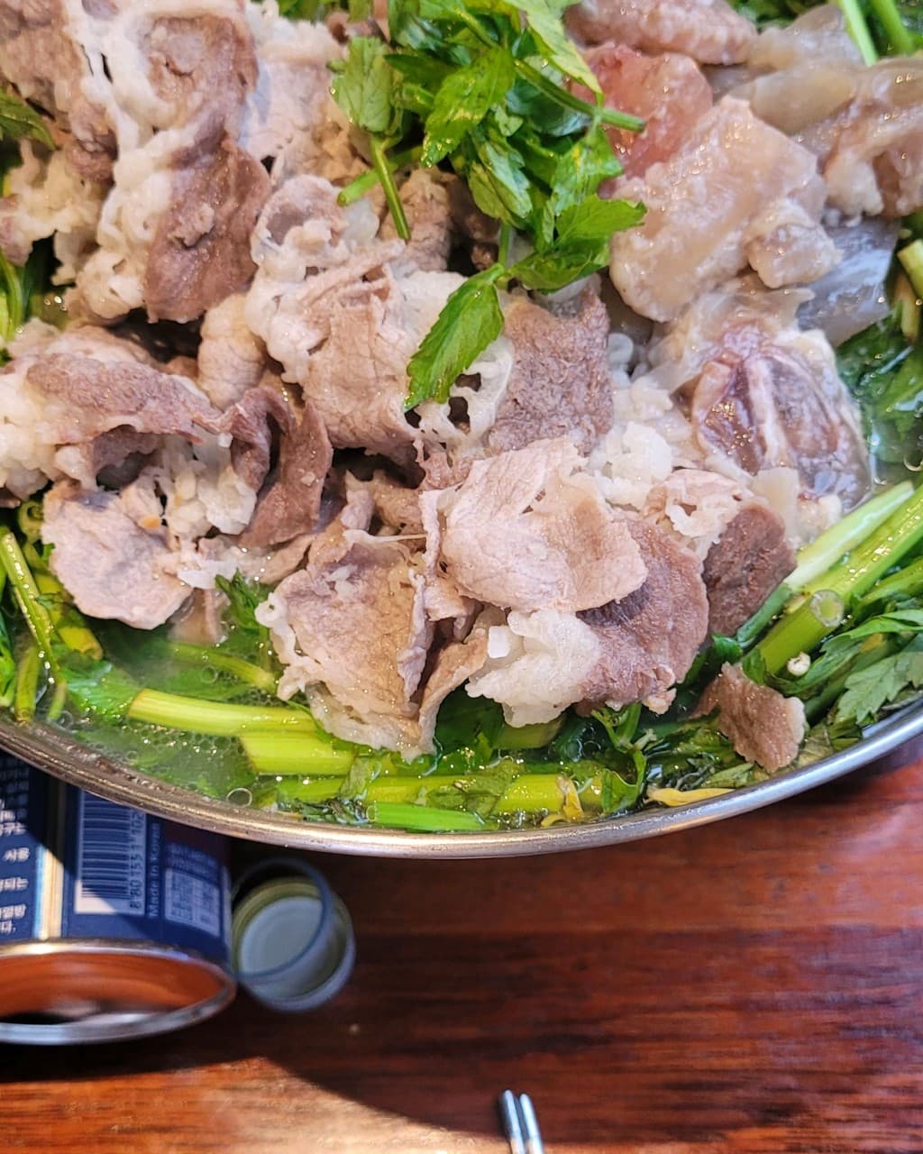 경기도 남양주시 요리주점 빅파이브 다산역점 경기 1인 다찌석 조명 아래 소고기 전골. 나무 테이블 위 냄비에 담긴 소고기와 미나리의 질감이 강조된 혼술 상황.