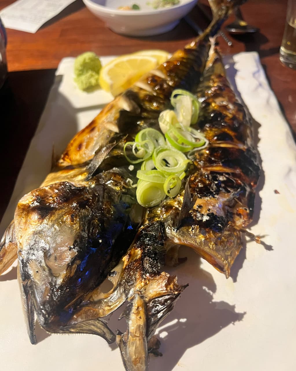 경기도 남양주시 요리주점 빅파이브 다산역점 경기 1인 혼술 다찌석. 조명 아래 노릇한 질감의 고등어구이와 송송 썬 파, 레몬, 와사비가 접시에 담긴 상황