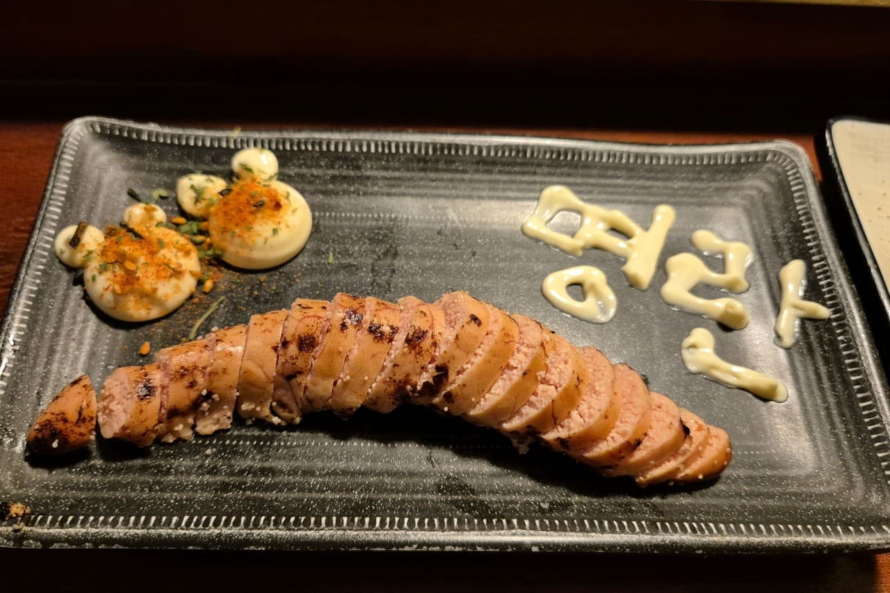 경기도 수원시 도리토리 수원곡반정점 경기 요리주점 다찌석 조명 아래 차려진 명란구이. 노릇한 질감의 구운 명란과 마요네즈 소스가 곁들여진 1인 혼술 안주 차림.