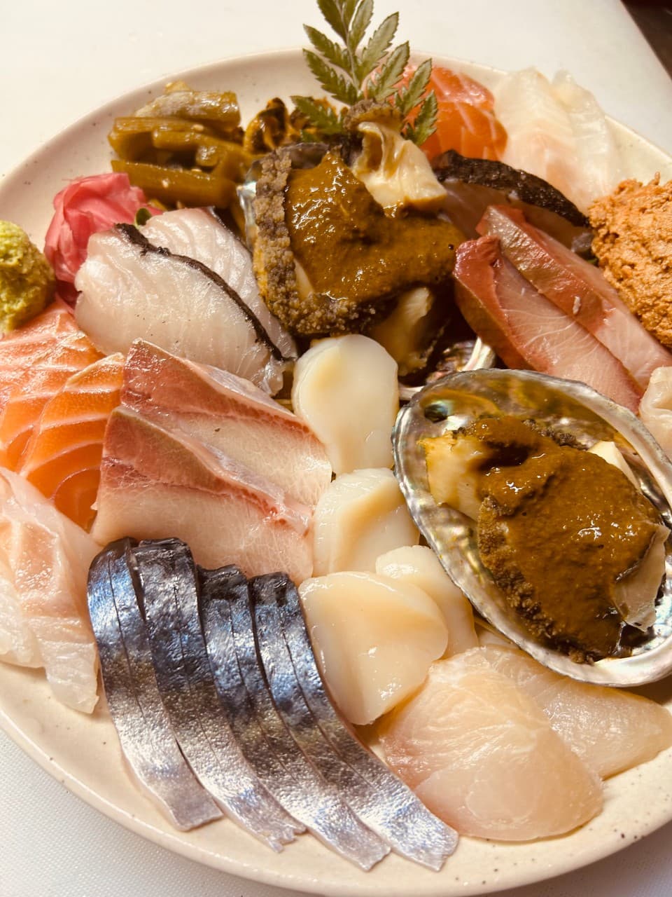 경기도 성남시 키리모리 본점 경기 이자카야 다찌석의 1인 사시미 세트. 전복 내장 소스와 연어, 관자의 질감이 조명 아래 강조된 1인 혼술 차림을 보여줌.