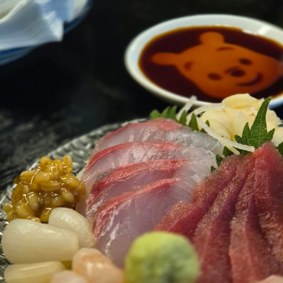 경기도 하남시 옥여 경기 다찌석 1인 혼술 차림. 윤기 나는 사시미와 곰돌이 간장 종지가 놓인 어두운 조명의 기타 요리 주점 테이블.