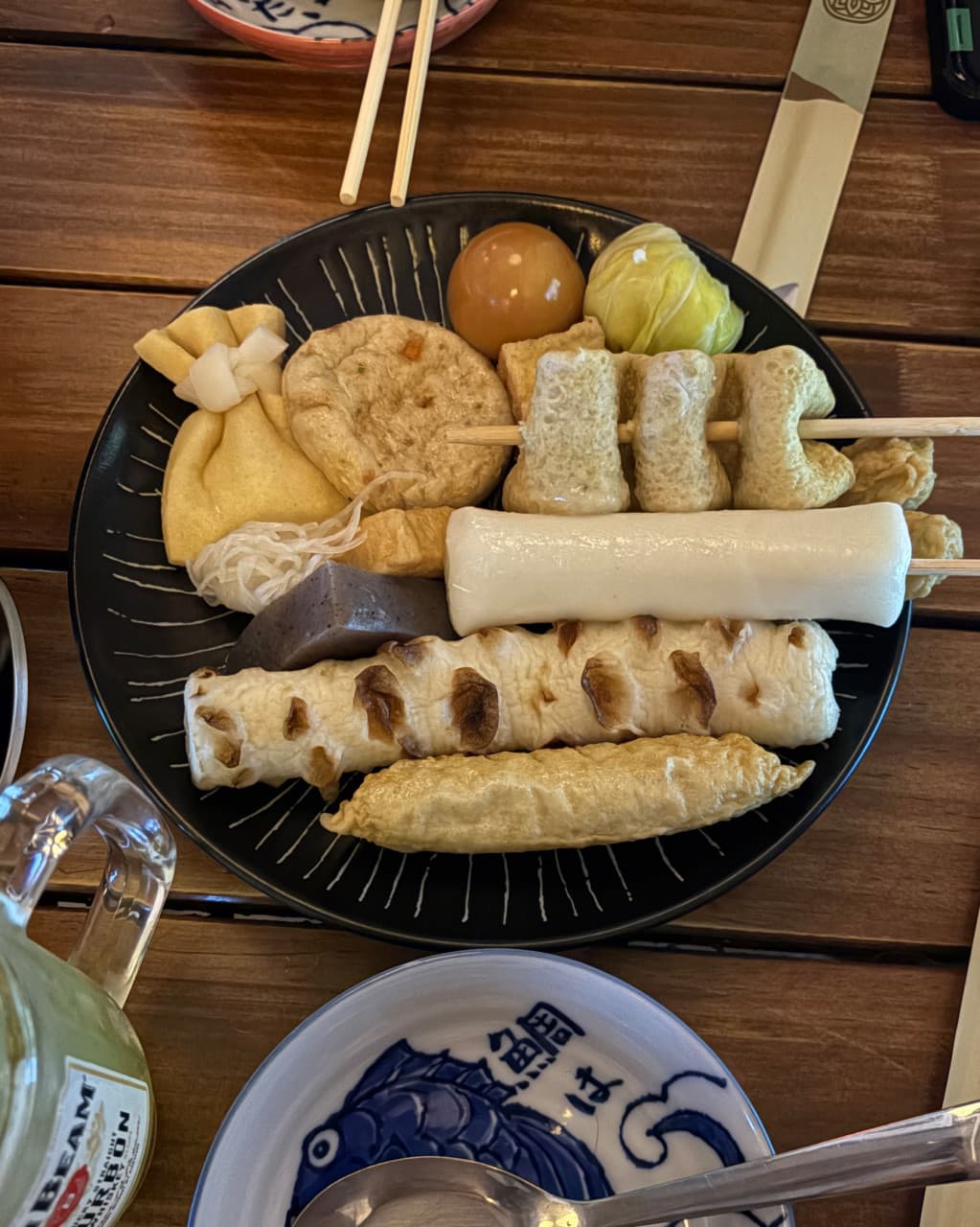 대구광역시 중구 무하노뎅 대구 나무 테이블 위 1인 혼술 오뎅 세트. 가래떡, 치쿠와, 유부주머니의 질감이 돋보이는 접시와 하이볼이 놓인 기타 일식 전문점 다찌석 풍경.