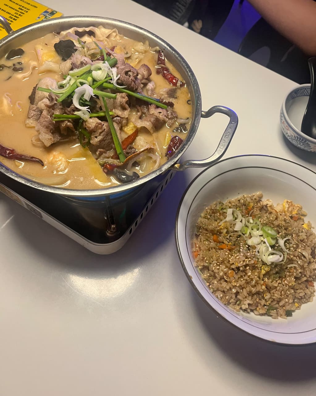 대구광역시 중구 요리주점 도시밤 대구 다찌석의 1인 전골과 볶음밥. 가스버너 위 소고기와 대파가 올라간 국물 요리와 고슬고슬한 밥의 질감이 강조된 혼술 상차림.