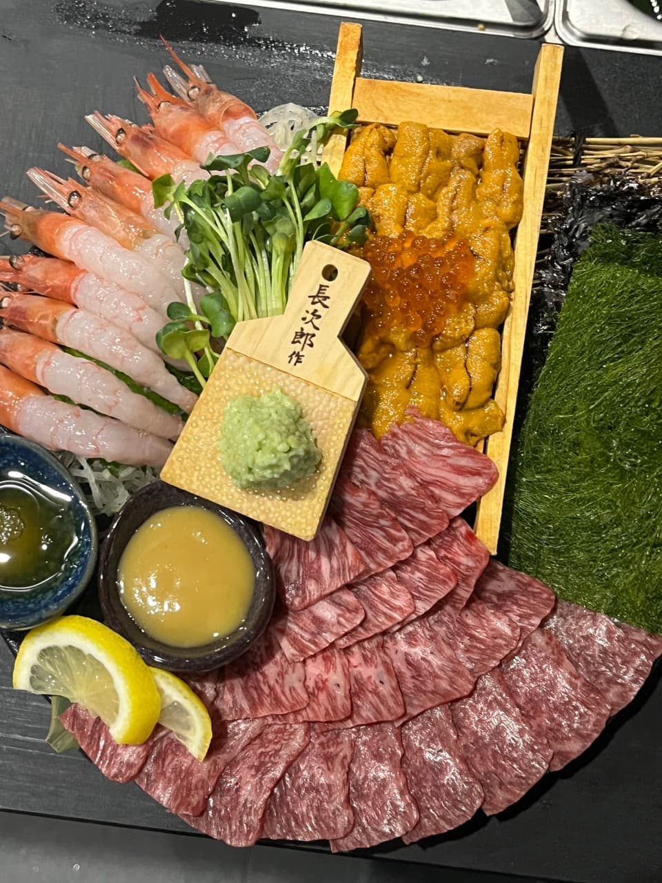 인천광역시 남동구 우자카야 인천 이자카야의 다찌석 혼술 차림. 단새우, 우니, 소고기 육사시미가 감태와 함께 놓여 있으며 식재료의 선명한 색감과 질감이 조명 아래 강조됨.
