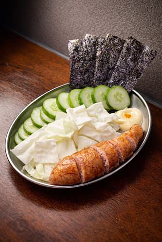 인천광역시 연수구 로바타키요 송도본점 인천 이자카야 다찌석 1인 혼술 상황. 나무 테이블 위 금속 접시에 담긴 명란구이와 오이, 양배추, 김의 질감이 조명 아래 선명함.