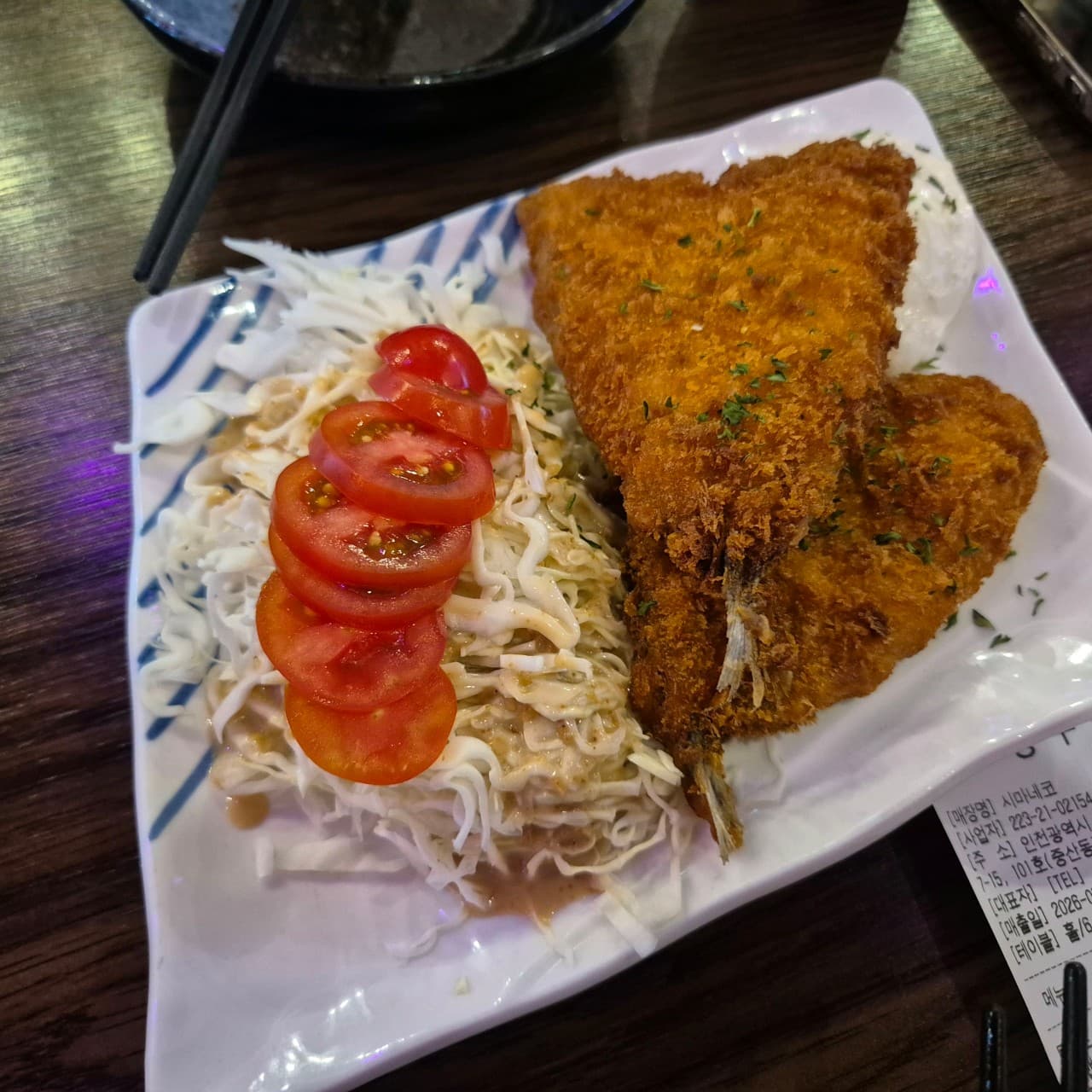 인천광역시 영종구 이자카야 시마네코 인천 다찌석 조명 아래 놓인 바삭한 생선 튀김과 양배추 샐러드. 1인 혼술 메뉴가 정갈하게 차려진 상황.