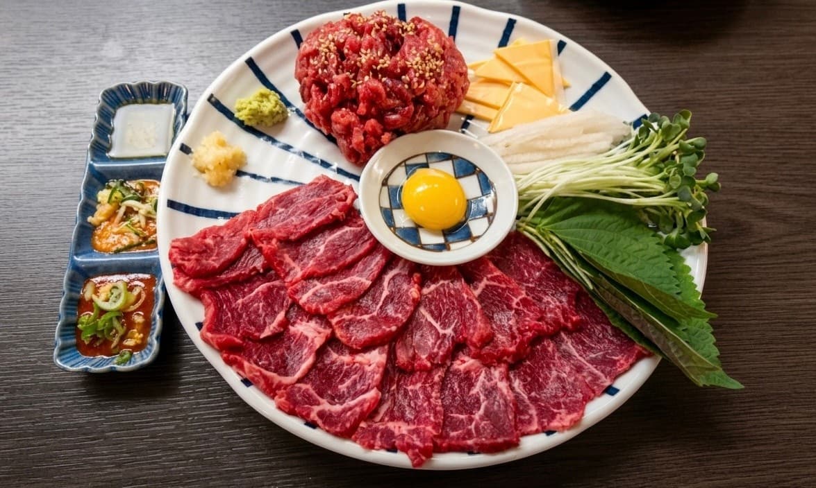 인천광역시 남동구 이자카야 육회천지 인천시청점 다찌석 1인 육회 사시미. 선홍빛 고기와 달걀노른자, 치즈가 정돈된 목재 테이블 위 혼술 상황.