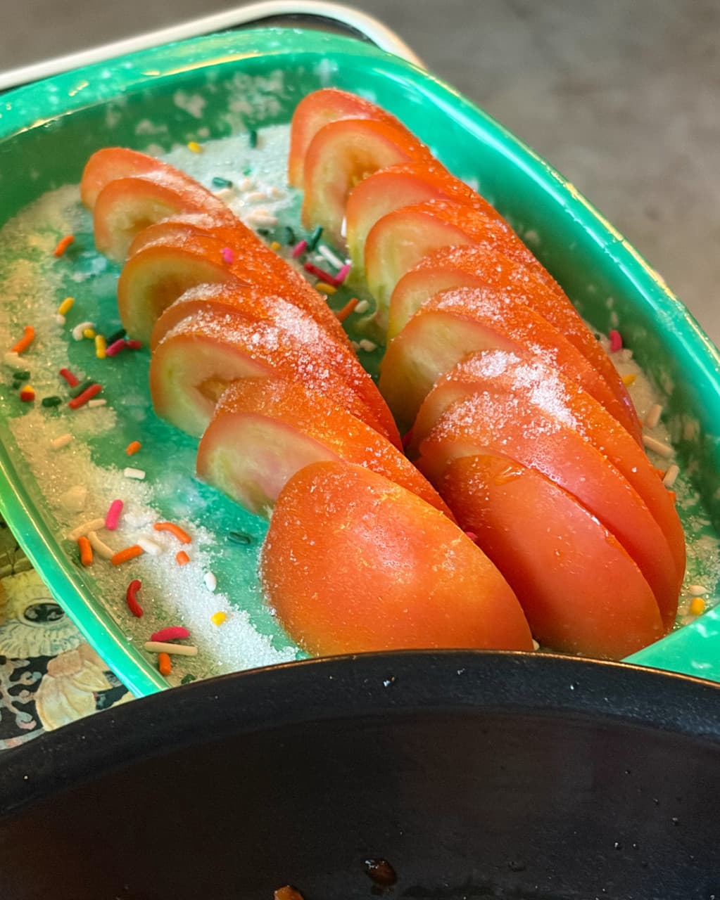 인천광역시 계양구 국민정서 본점 인천 요리주점 다찌석에서 즐기는 설탕 뿌린 토마토 슬라이스. 초록색 그릇 위 스프링클이 올라간 1인 혼술 안주 메뉴의 시각적 구성.