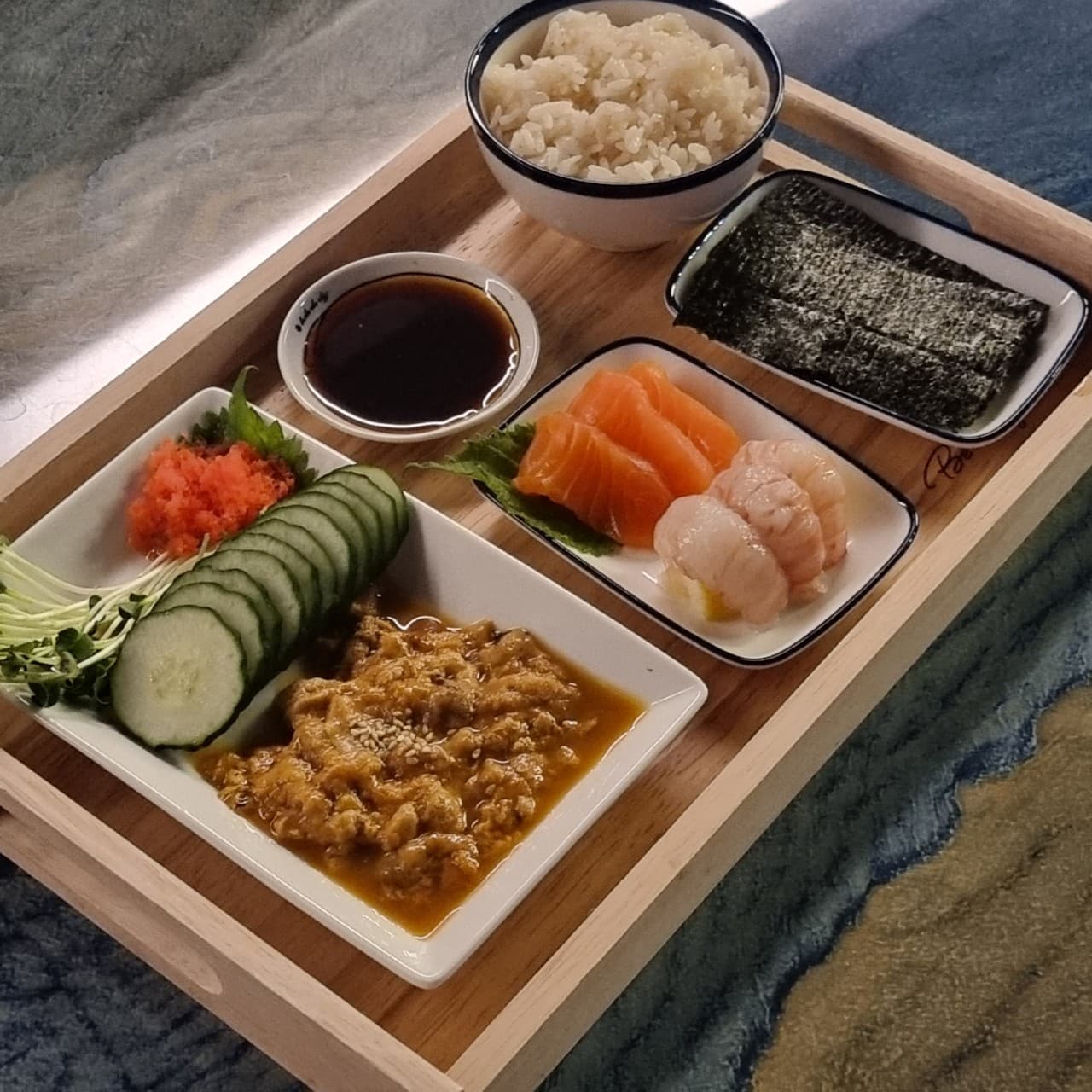 제주특별자치도 제주시 야해 제원노형점 제주 이자카야 다찌석 1인 우니 세트. 나무 쟁반 위 연어, 단새우, 성게알, 오이, 밥과 김이 조명 아래 놓인 혼술 상황.