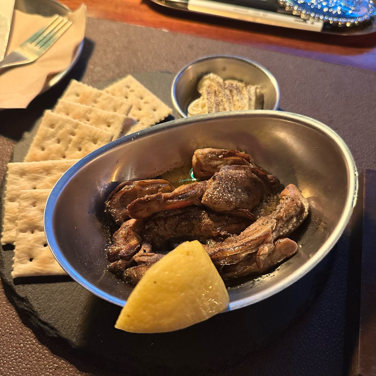 제주특별자치도 제주시 혼술 바(Bar) 탑동골목 제주 - 조명 아래 1인 다찌석에서 즐기는 크래커와 레몬을 곁들인 오일 절임 안주