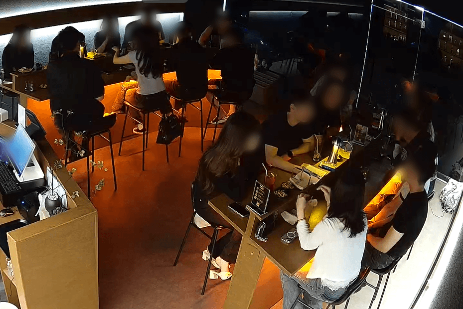 강원특별자치도 원주시 혼술바 느루 바(Bar). 주황색 간접 조명이 흐르는 다찌석 카운터와 1인 좌석에서 술잔을 앞에 둔 채 혼술 분위기를 연출함.