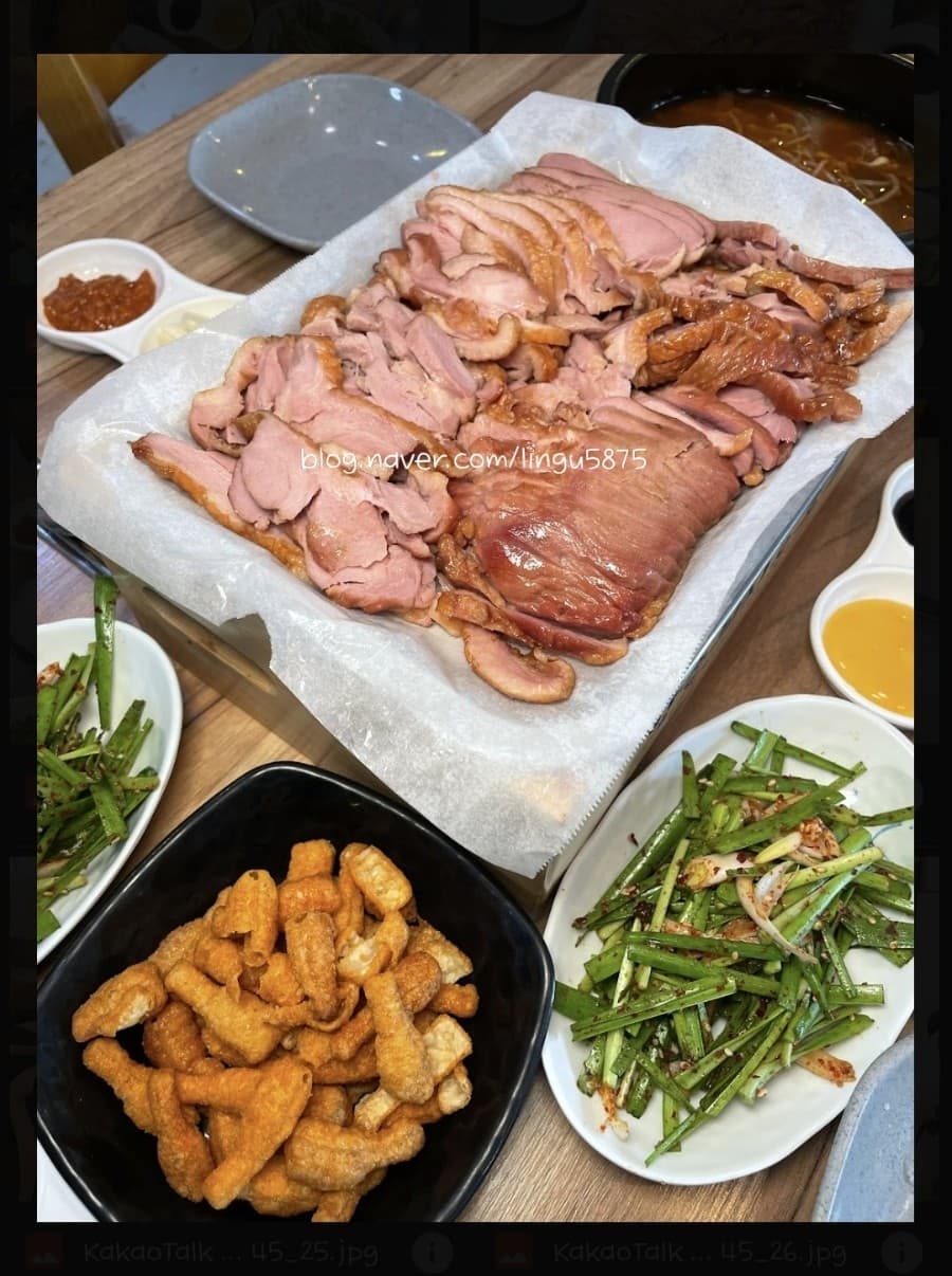 강원특별자치도 속초시 나이스포차 포장마차 1인 혼술. 밝은 조명 아래 나무 테이블 위 윤기 흐르는 훈제오리와 부추무침, 바삭한 튀김 안주가 차려진 다찌석 상차림.