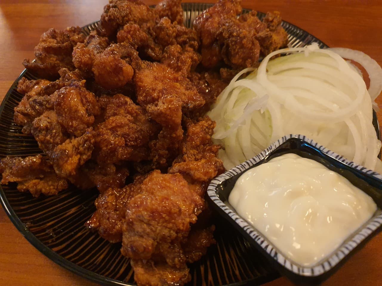 세종특별자치시 대평3길 요리주점 타코로 세종대평점 다찌석 조명 아래 차려진 1인 가라아게와 양파 슬라이스. 바삭한 튀김 질감과 마요 소스가 곁들여진 혼술 상황.