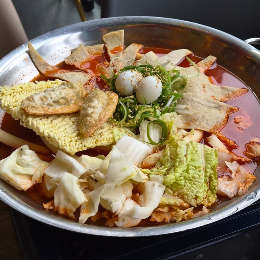 세종특별자치시 해밀3로 무지개맥주 세종해밀점 맥주 호프 - 라면사리와 튀김만두가 담긴 1인 떡볶이 전골이 버너 위에 차려진 혼술 상황