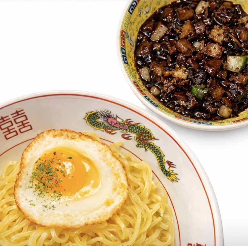 경상남도 진주시 충빈 진주혁신도시점 1인 다찌석 조명 아래 차려진 계란 프라이와 짜장면. 기타 중식 메뉴의 찰진 면발과 소스의 질감이 돋보이는 혼술 식사 상황.