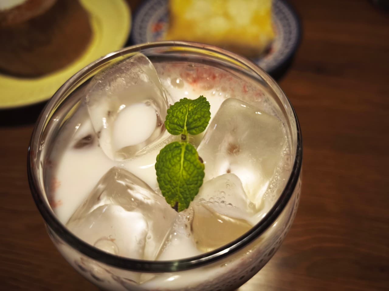 충청북도 충주시 별담 다찌석 조명 아래 얼음과 민트가 담긴 1인 음료. 기타 디저트와 함께 나무 테이블에서 즐기는 혼술 상황.