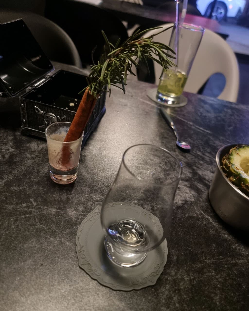 충청북도 충주시 1738pub 연수점 바(Bar) - 조명 아래 시나몬 스틱과 위스키 잔이 놓인 어두운 석재 테이블에서 즐기는 1인 혼술