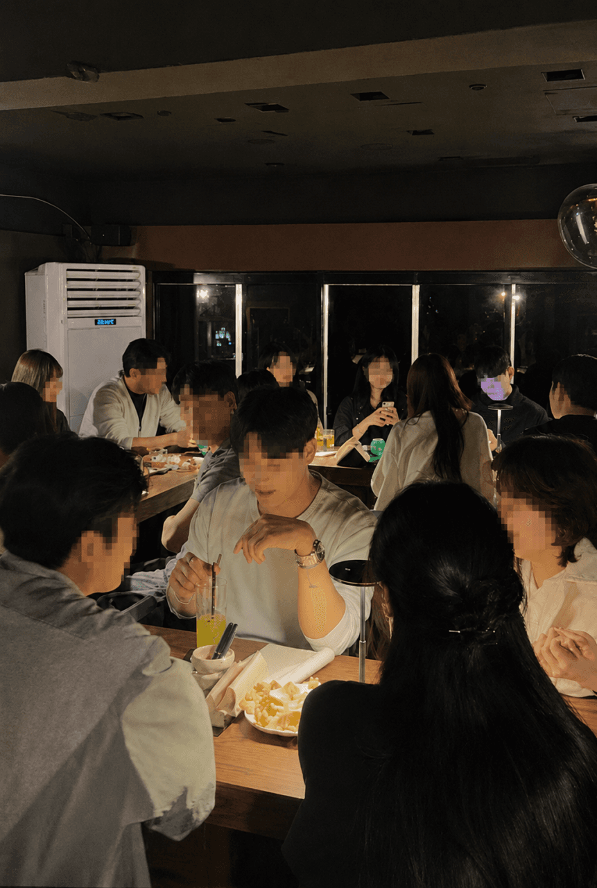 충청남도 천안시 야화 혼술바 천안신부점 바(Bar)의 어두운 조명 아래 긴 다찌석에 앉아 하이볼과 1인 안주를 즐기는 혼술 상황