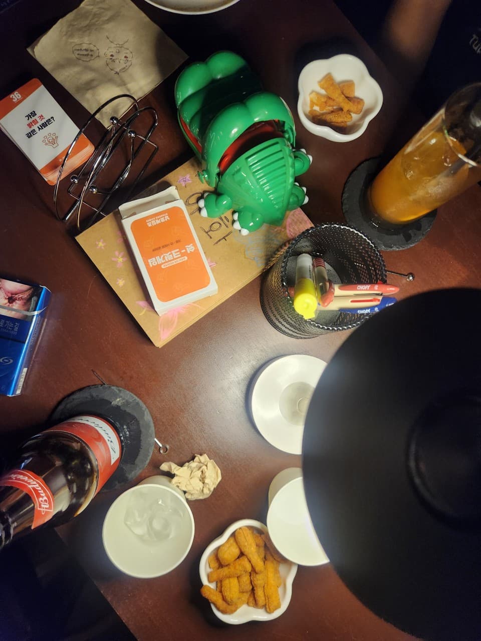 충청남도 천안시 야화 혼술바 천안신부점 바(Bar) 다찌석 조명 아래 맥주와 하이볼, 보드게임이 놓인 1인 혼술 상황