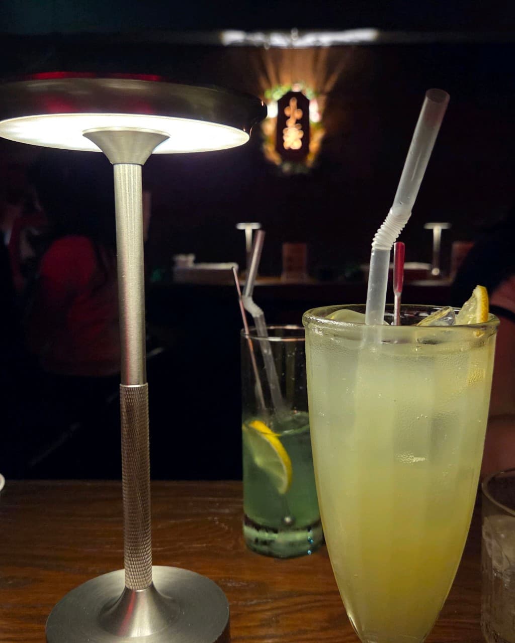 충청남도 천안시 제주아홉 혼술바 천안신불당점 바(Bar)의 은색 조명 아래 다찌석과 하이볼. 레몬 슬라이스가 담긴 차가운 음료와 1인 좌석의 혼술 상황을 보여줌.