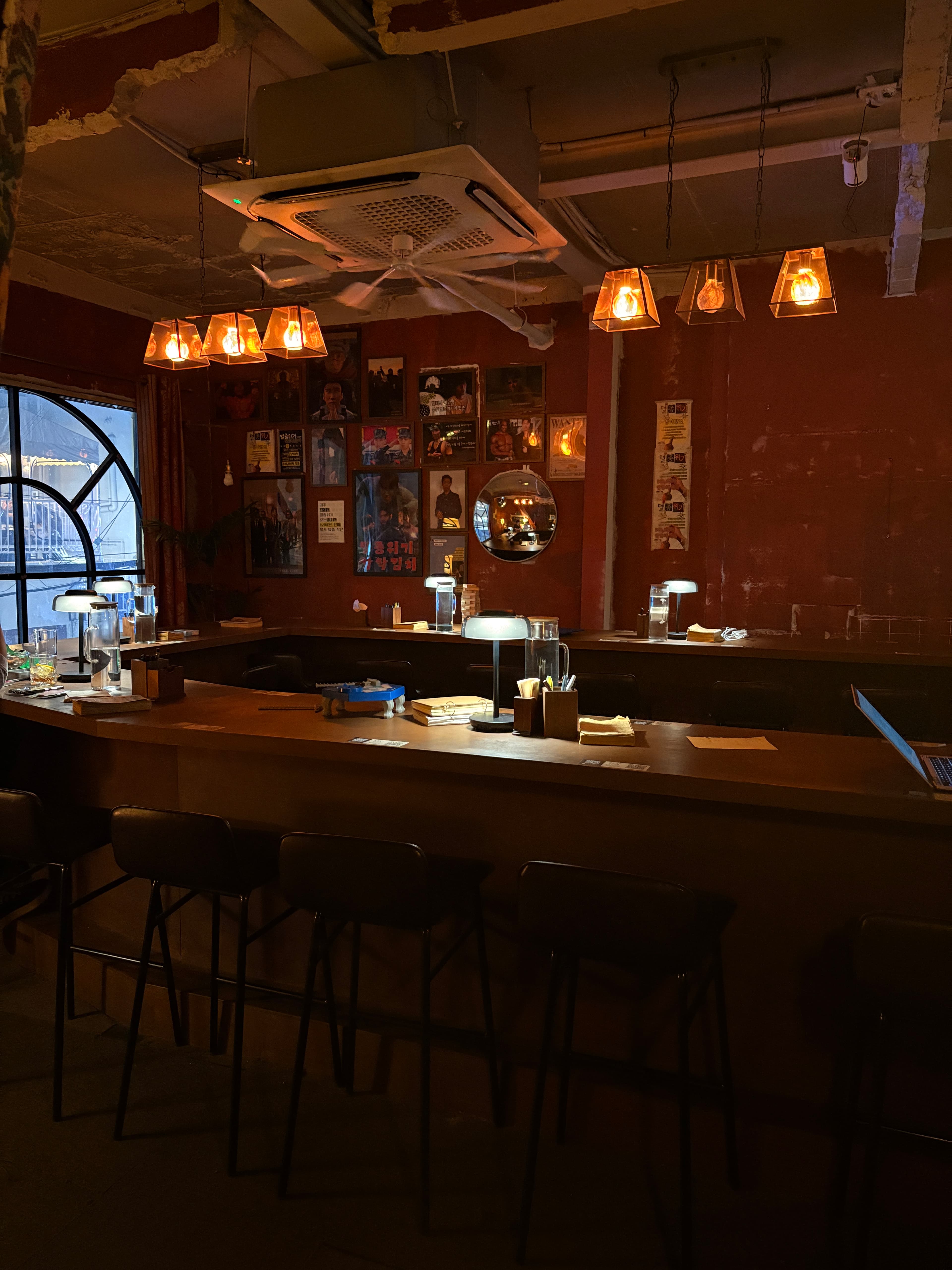 혼술바 멸종위기 내부 전경 - 부산진 바(Bar)
